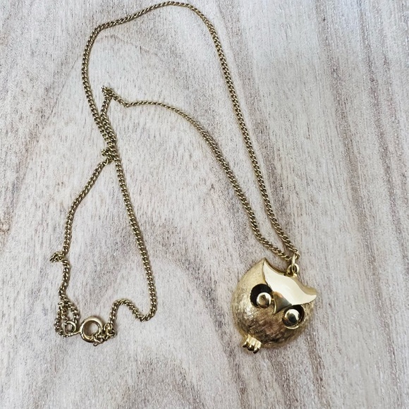EUC goldstone Owl pendant and chain. - Picture 2 of 7